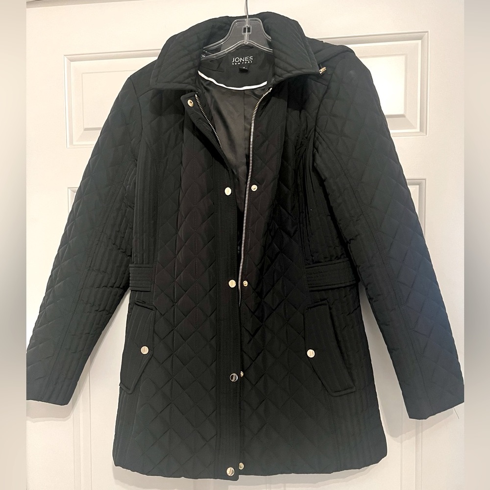 Jones New York quilted fully lined jacket with detachable hood.